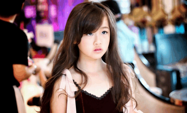 9岁的刘玥彤人生已经开挂,小小年纪就已经走向了纽约t台,实力不容小觑