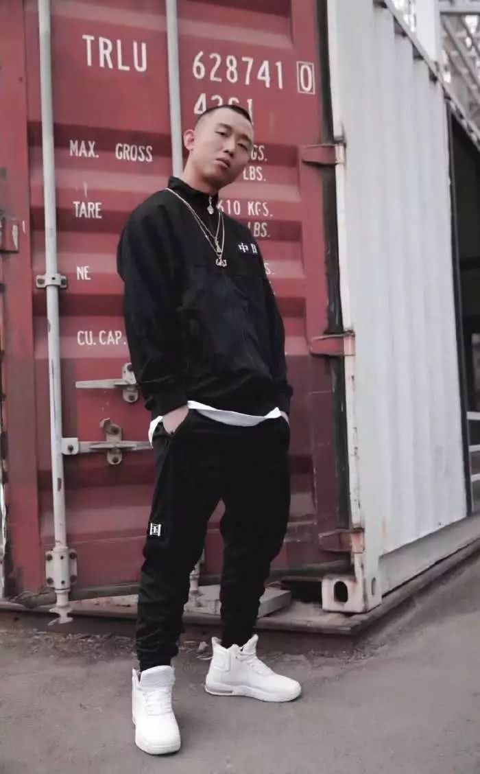 gai周延婚后再秀恩爱凌晨吃狗粮睡的香