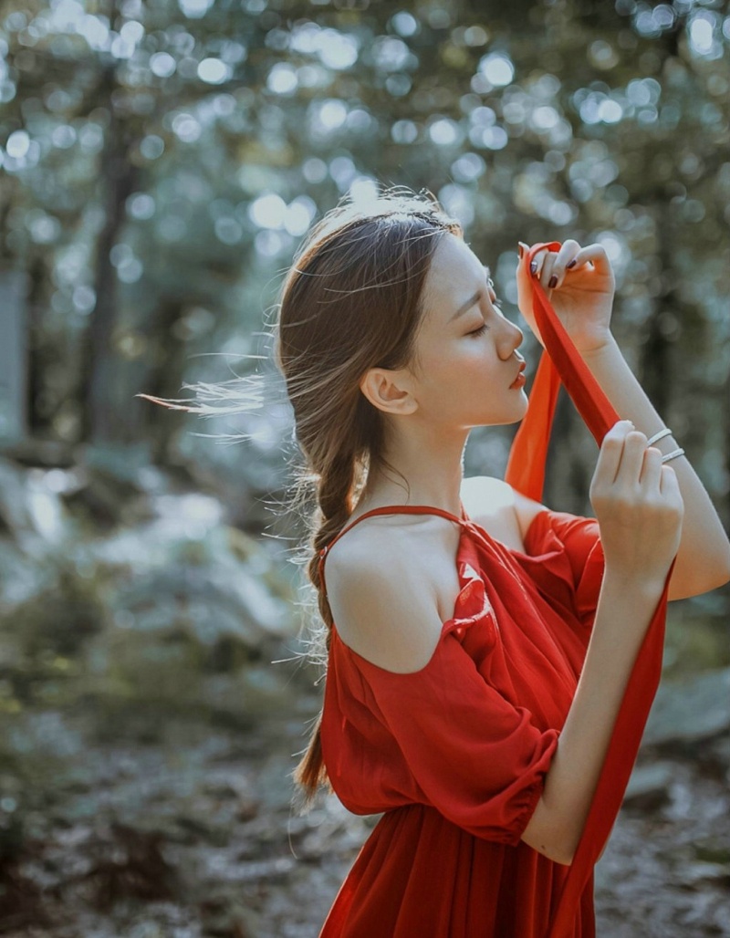 森林内的气质红裙美女痴情眼神写真集