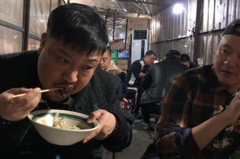 偶遇贾冰逛路边摊低头猛吃大碗面网友像刚下工地