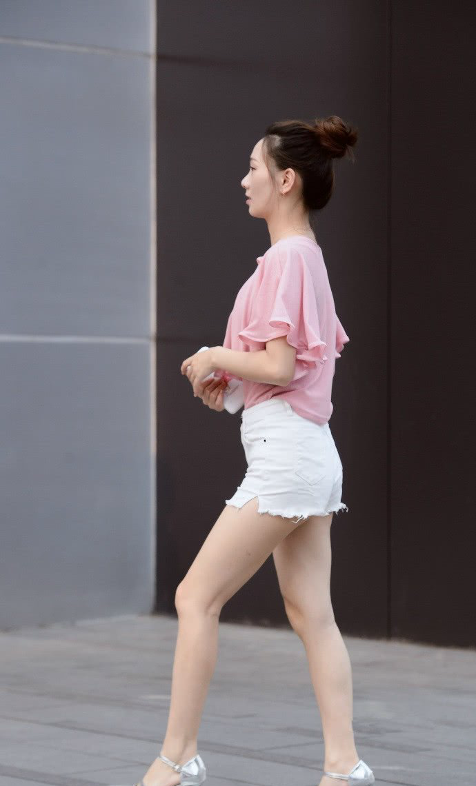 成都街拍夏日炎炎街头美女的热裤和短裙成为一道靓丽的风景线