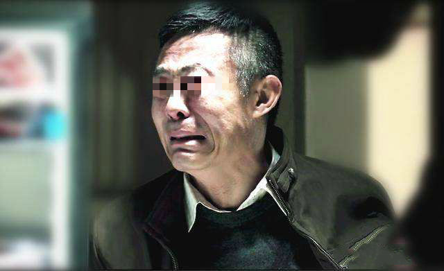 女儿赖岳父家不走,父亲想强行抱她回家,可进了岳父的屋,他傻了