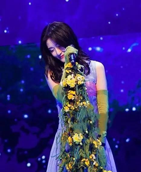 总决赛! 谢娜穿蓝色百褶裙仙味十足, 她才不是