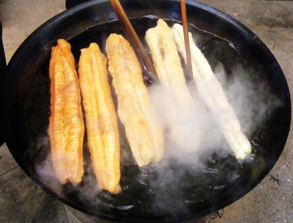 炸油条时,放白矾还是碱?好多人弄错了,难怪油条不松脆