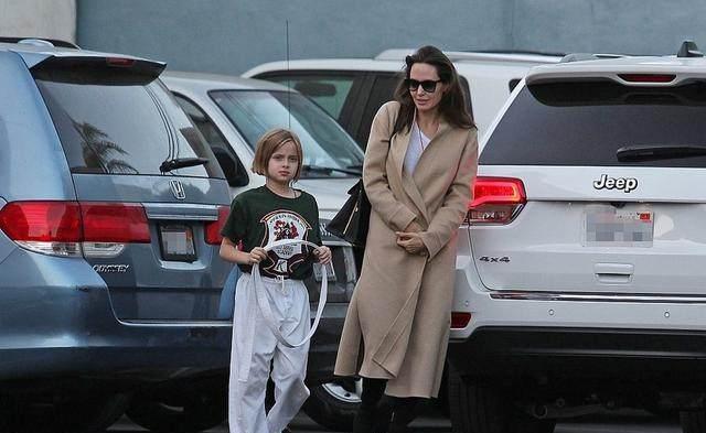 安吉丽娜朱莉小女儿12月穿短袖光脚逛超市这率性不要太帅气