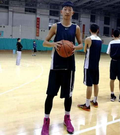 又一篮球小巨人崛起,14岁就2米16,却因一致命弱点难成栋梁姚明