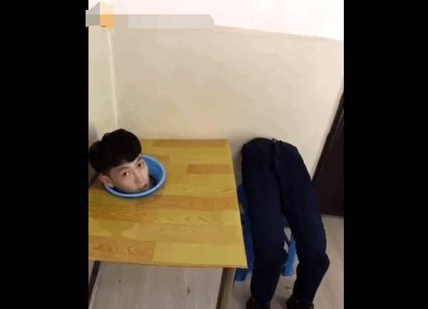 女子表演人头分离术, 然而下一幕就被人无情揭穿