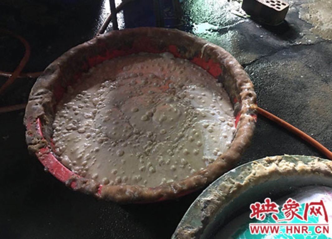 慎入!郑州面筋黑作坊生产现场触目惊心