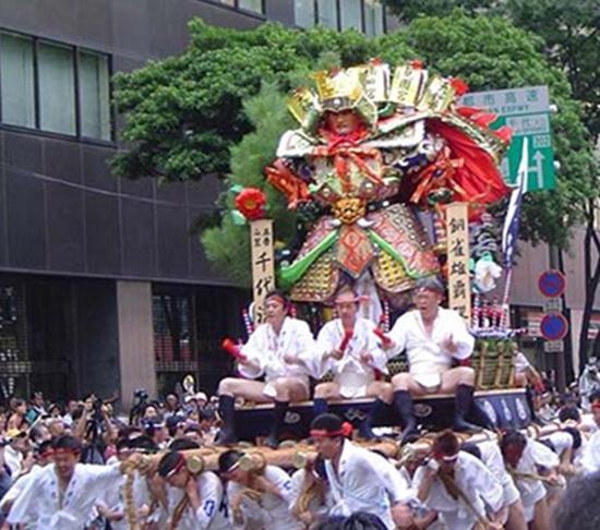 实拍日本的光屁股节男女老少都能参加不少游客慕名前来