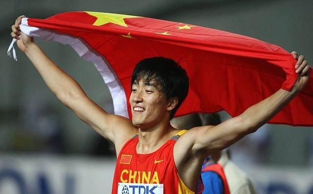 丁俊晖撕国旗上广告获赞,而当年的李宁、刘翔