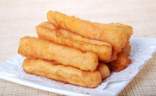 自己在家也能炸油条,这样炸的油条又香又脆,保证你一吃就上瘾