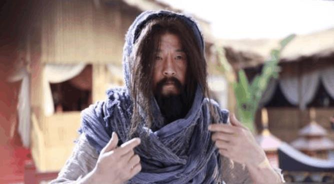 他只是乞丐却胜似皇帝,戴着金表穿着绸缎,一帮打手妻妾成群