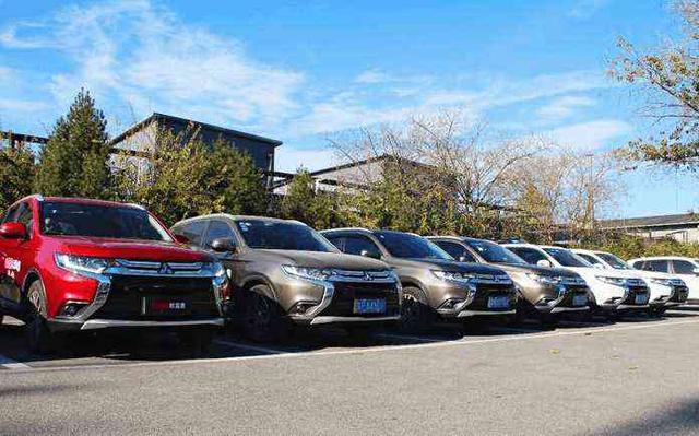 几十辆三菱欧蓝德残品车停满车场-新浪汽车