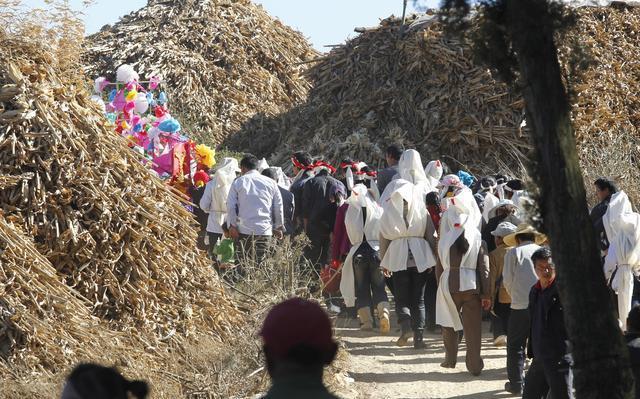 奶奶, 即便你死了, 但我还是恨你, 要不是我妈, 我早就死了