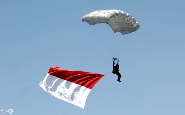 印尼庆祝独立日73周年,红白旗降落在广场的姿势我给满分!