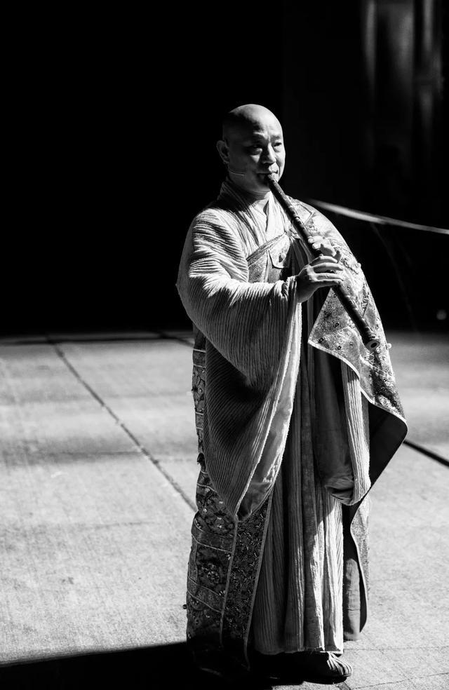 笛箫演奏家:丁晓逵 饰演玄奘 ,演出结束后向家乡观众致谢