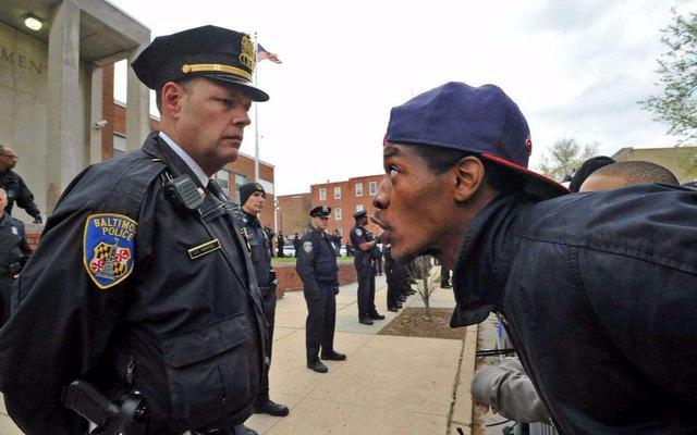 美国警察每年要抓1000多万人坐牢,出警速度维持在1~5分钟