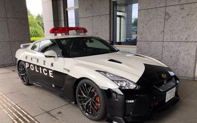 为了对付飙车党日本警察局重金采购国宝级跑车用来做警车