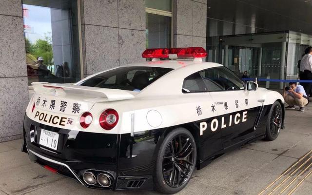 为了对付飙车党,日本警察局重金采购国宝级跑车用来做警车!