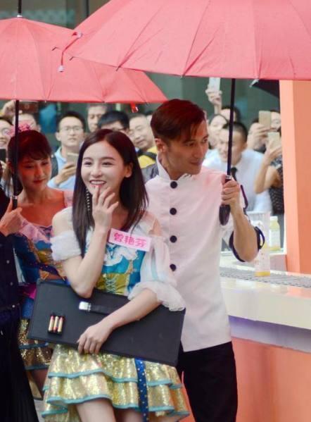 谢霆锋主动帮女粉丝撑伞 看了美女长相就知道原因了