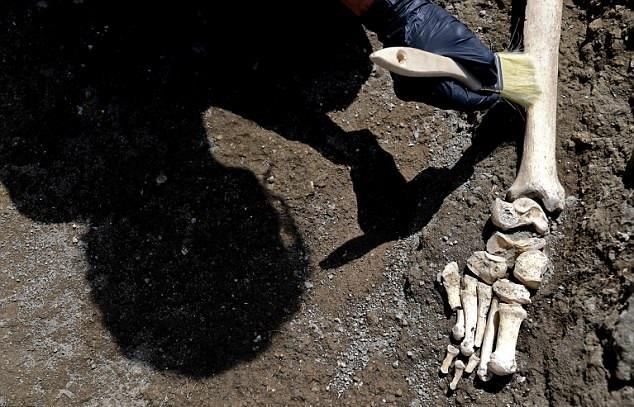 两千年前他被维苏威火山喷发的巨石击中至今仍保持这个姿势