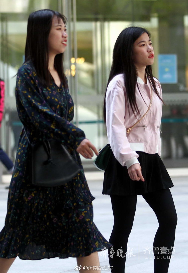 阳光明媚,济南街头美女着春夏装,展示泉城时尚与美丽