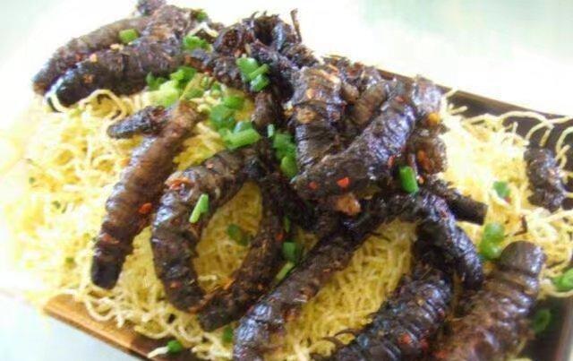 最后大嫂炒了当地的特色毛毛虫给我吃,我们一家人都特别爱吃这种,但是