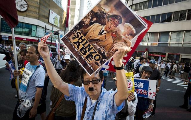 日本鲁莽行事惹大乱子!民意汹涌难挡,安倍离下台又近一步