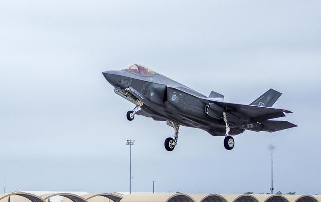 完全可以在弹舱内挂载6枚中程空空导弹,一个中队4架f35a就能正面对抗