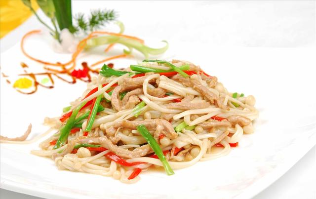 经典下饭菜金针菇炒肉,荤素搭配,营养美味,学会不愁胃口差!