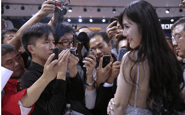 摄影师竟然在试镜时动手动脚甚至做出这种举动女孩子们小心