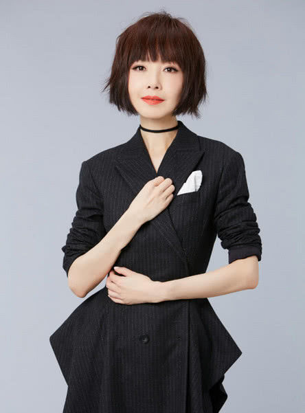 鲁豫最新生活写真照,清纯可爱有女人味,网友:真心没啥美