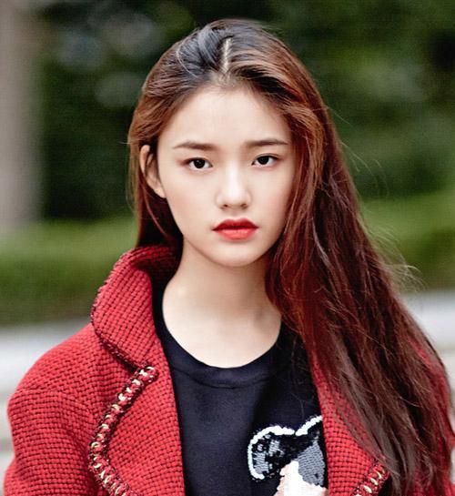 林允素颜蹲在地上吃饭被偶遇网友真人和照片上差别真大