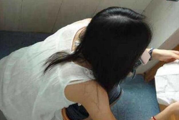 90后女子去厕所忘拿纸意外发现角落有纸打开一看傻眼了