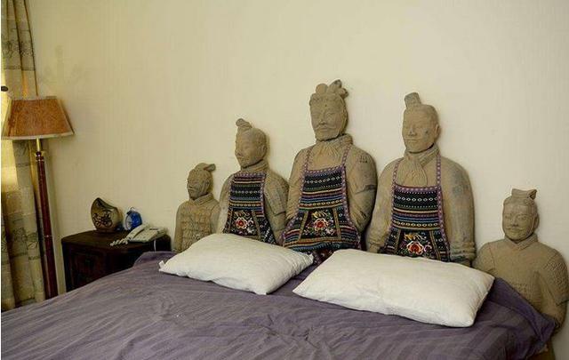 旅行中遭遇奇葩酒店,这样的"兵马俑民宿"请问你敢住吗?