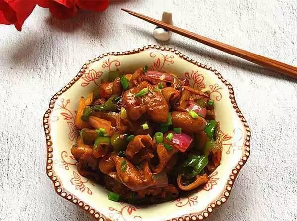 青椒洋葱炒肥肠教程,没胃口的人可以试试