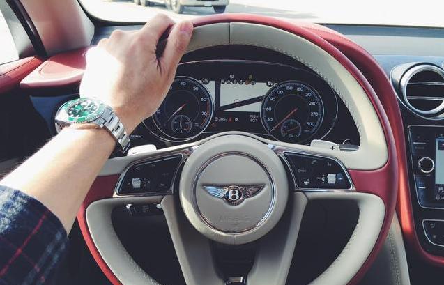 不知道这个男人靠不靠谱看他怎样握方向盘就能猜出一二