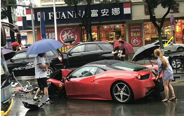 女子租法拉利458，雨天失控撞护栏，还碰了宝马X3，维修太贵