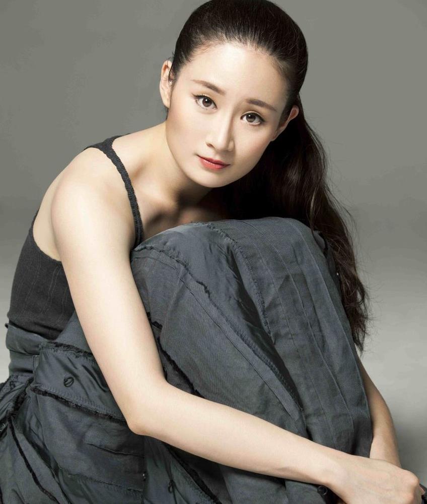 她曾5次登春晚,拒绝拜赵本山为师,如今34岁成闻名国际的舞蹈家