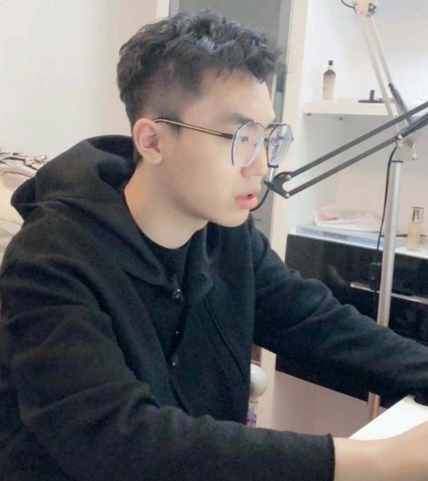 看了阿财的照片,女粉丝果断离开张大仙,网友:你个大猪蹄子