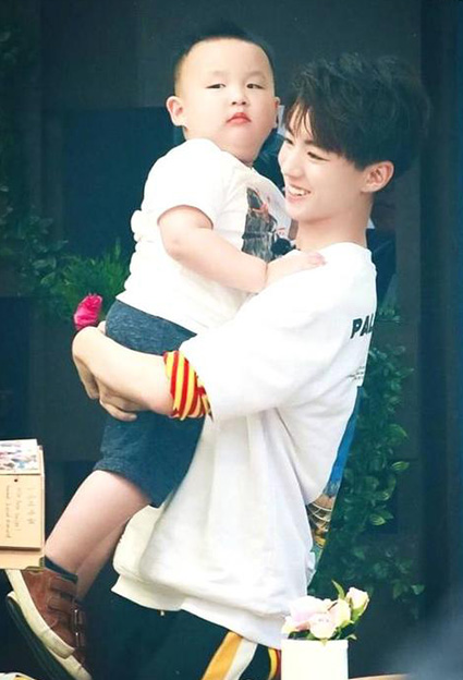 tfboys抱孩子:王俊凯偏爱小胖墩,王源羞涩,易烊千玺奶爸天赋