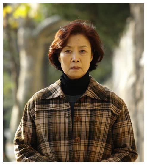 47岁踏足演艺界,被称为《国民母亲》儿子是导演,儿媳是何琳!