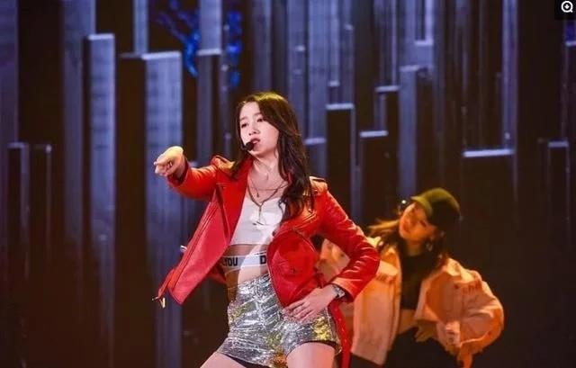 穿着十分性感,在台上大跳劲歌辣舞