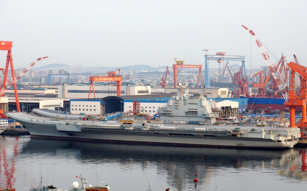 辽宁舰与002国产航母并列近年来,中国海军装备的发展速度几乎可以用