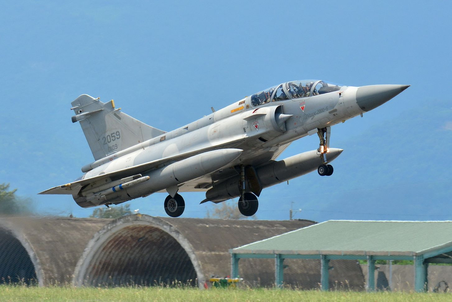 台湾省也有几十架幻影2000战斗机,但似乎不如他们的f-16受重视