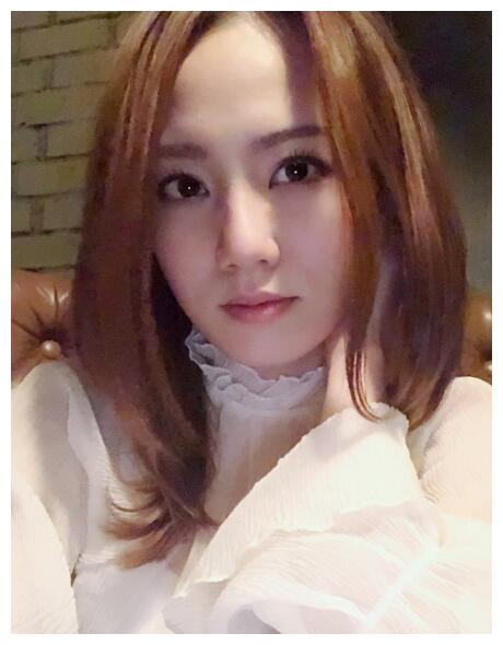 陈美心,出生于1986年,20岁时在新加坡选美比赛曾获得冠军,2007年推出