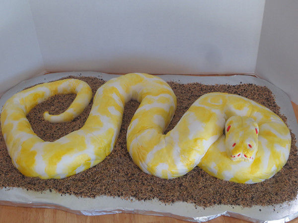 小女孩发现蛋糕店桌上一条"蟒蛇",吓得嚎哭,结果她却将蛇吃了