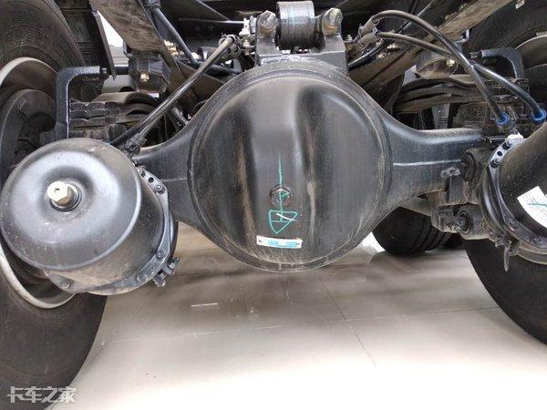 后桥方面,东风天龙旗舰统一从485桥切换到440桥,最小速比可到2.69