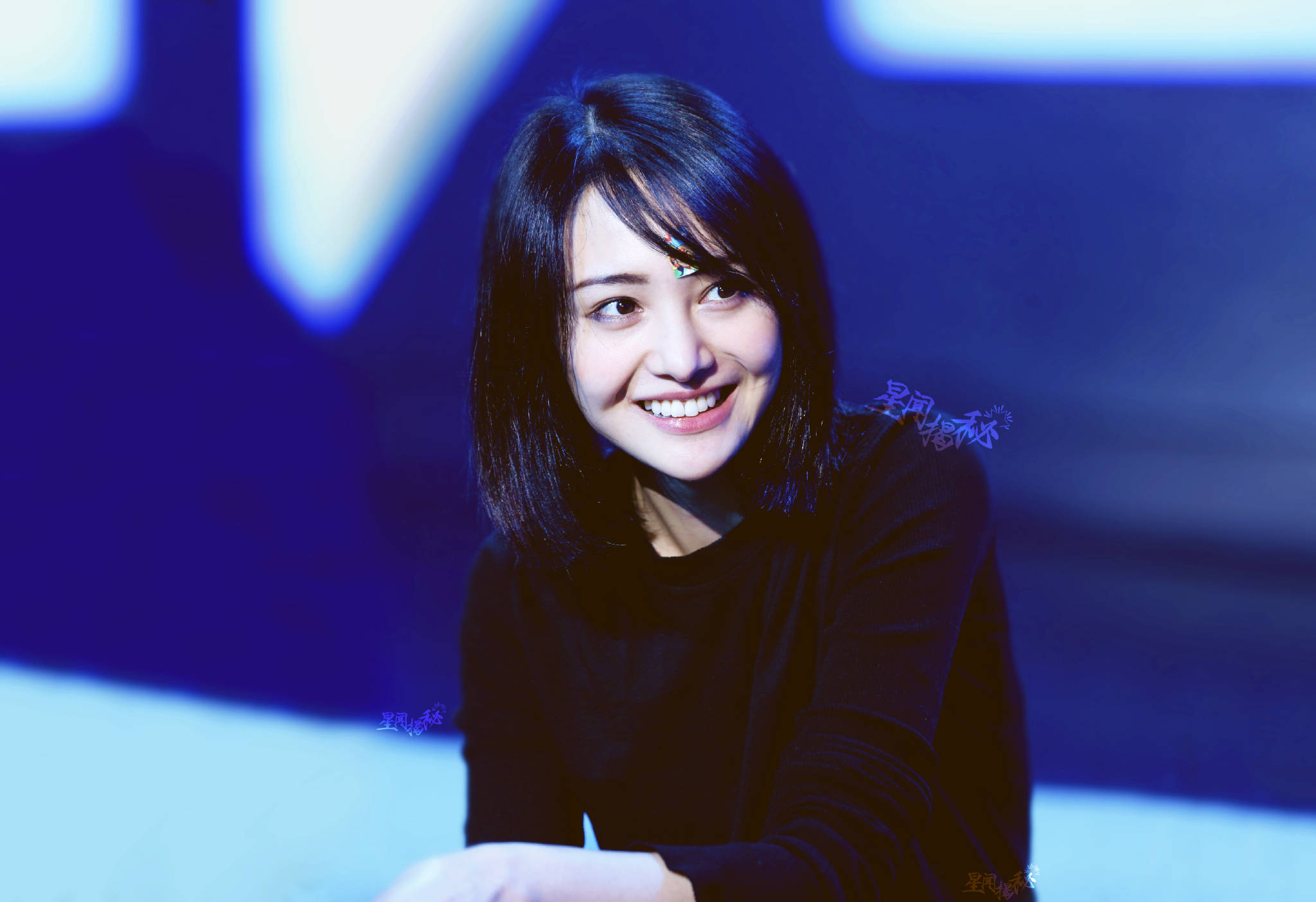 今日份清爽的小爽拼色外套内搭黑色t恤出席《这就是铁甲》媒体群访