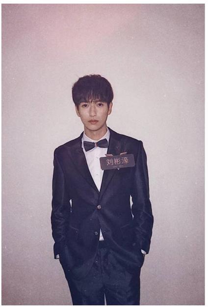 《声入人心》萌呆小哥哥刘彬濠曝后台照,变身高冷王子